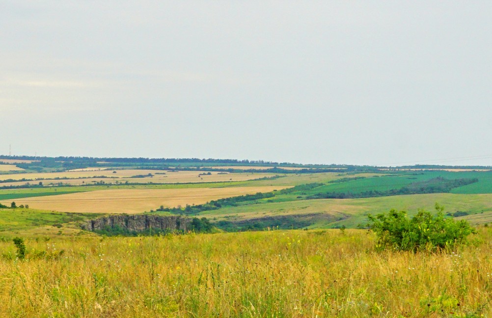 Вид на Зайцевские скалы с дороги Зайцевка - Дудкино
