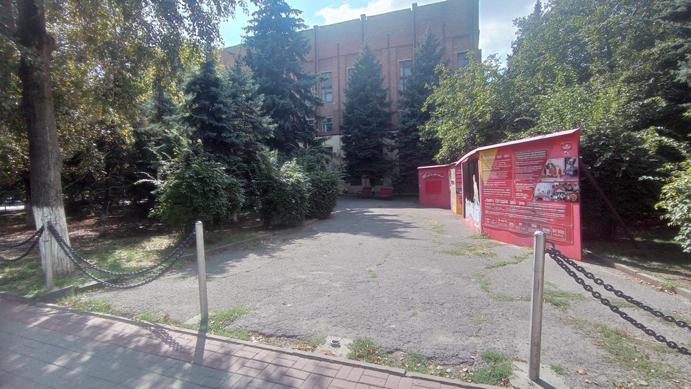 Клумба у колбасного завода в Ростове на Дону