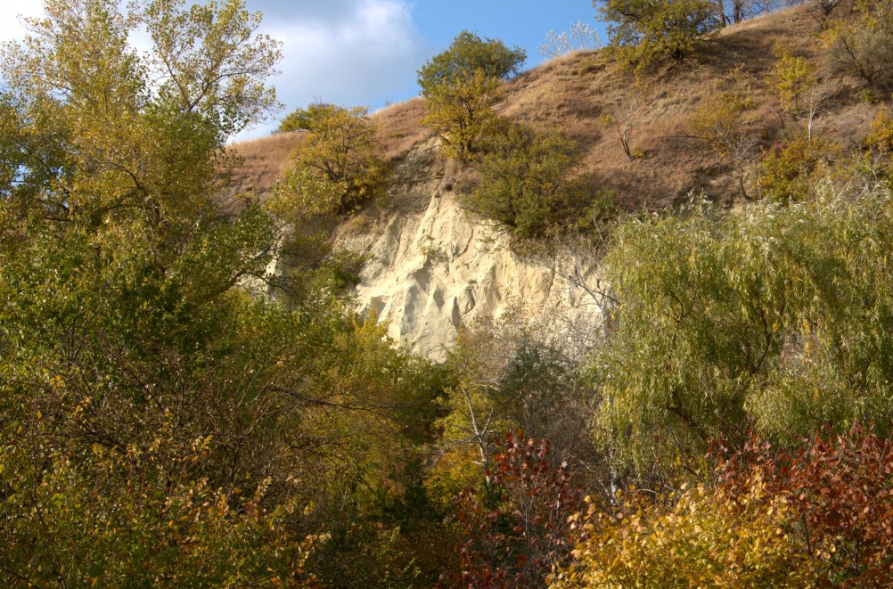 Песчаные горы и скалы на берегу Сухого Донца